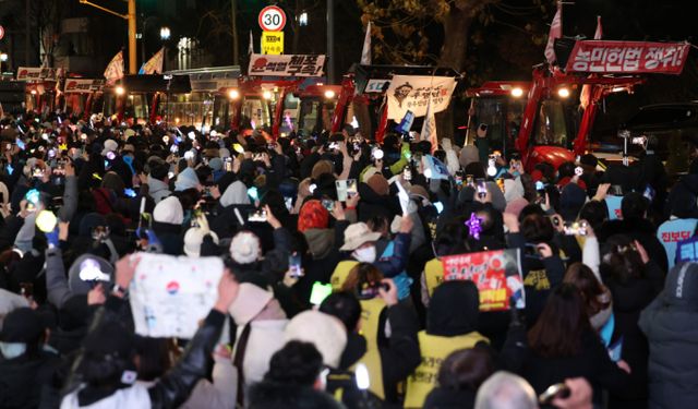 사진은 윤석열 대통령 구속을 촉구하며 트랙터 상경 시위에 나선 전국농민회총연맹 전봉준투쟁단의 트랙터가 22일 오후 서울 용산구 한강진역을 지나 시민들의 환호를 받으며 대통령 관저로 향하는 모습. /사진=뉴시스