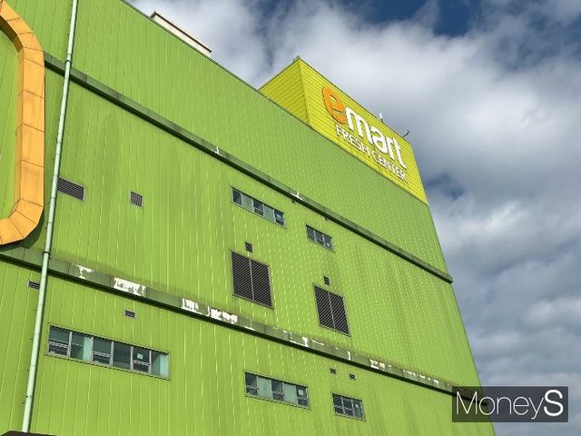 이마트가 경기 이천 후레쉬센터에 5000톤의 농산물을 비축하며 올 겨울 채소가격 안정화에 나선다. 사진은 23일 오전 경기 이천 후레쉬센터 외관. /사진=김서현 기자