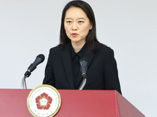 헌법재판소가 윤석열 대통령의 탄핵심판 관련 서류를 송달 간주 방식으로 처리했다. 사진은 이진 헌법재판소 공보관이 23일 오후 서울 종로구 헌법재판소 '윤석열 대통령 탄핵심판 사건' 관련 언론 브리핑을 하는 모습. /사진=뉴시스