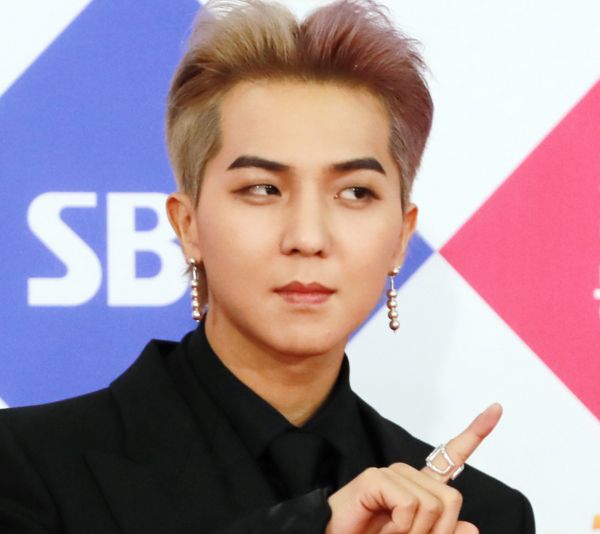 아이돌 그룹 '위너' 멤버 송민호가 사회복무요원 복무 당시 매우 불성실했다는 증언이 나왔다. 사진은 2017 SBS 가요대전'에 참석해 포즈를 취하고 있는 송민호의 모습. /사진=머니투데이