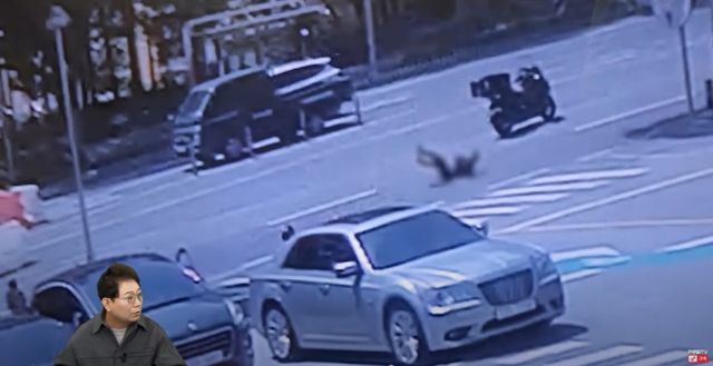 오토바이 운전자가 공사 현장에서 끊은 전기줄에 목이 걸리는 아찔한 사고를 당했다. 사진은 유튜브 채널 한문철TV에 업로드 된 사고 사진. /사진=한문철TV 캡처