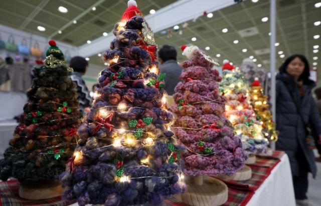 크리스마스트리 장식품이 변기 시트보다 약 5배 많은 세균을 보유하고 있다는 연구 결과가 나왔다. 2024 K-핸드메이드페어에서 트리의 모습./사진=뉴시스