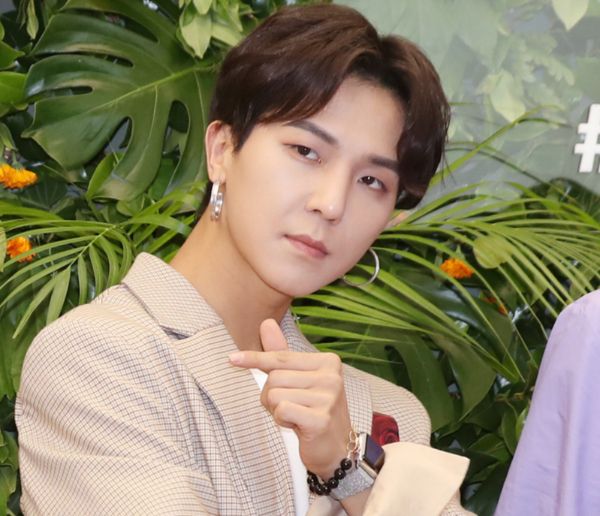 송민호가 소집 해제일에도 근무지로 출근하지 않은 것으로 확인됐다. 사진은 송민호가 서울 강남구 코엑스 라이브홀에서 진행된 코스메틱 브랜드 키엘 팝업스토어 오픈 기념 포토월에 참석해 포즈를 취하는 모습. /사진=머니투데이