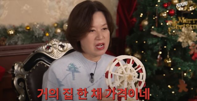 크리스마스 케이크를 소개하던 코미디언 박미선이 케이크 가격을 듣고 충격을 받았다. 사진은 최근 유튜브 마미선에 업로드 된 2024 크리스마스 케이크 리뷰 영상. /사진=유튜브 마미선 캡처