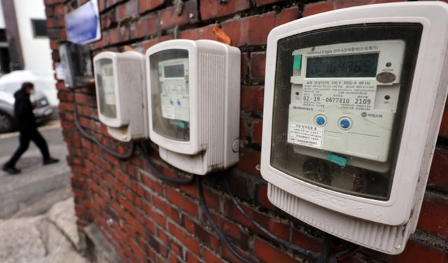 서울의 한 주택가에 설치된 전력 계량기 앞으로 시민들이 오가고 있다. /사진=뉴스1
