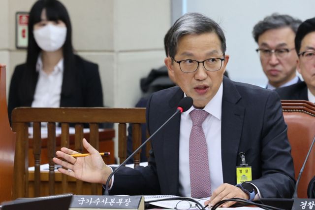 경찰이 노상원 전 정보사령관의 자필 수첩을 확보했고 정치인과 언론인 등을 수거하고 사살하라는 표현이 명시돼 있었다고 밝혔다. 사진은 23일 서울 여의도 국회에서 열린 행정안전위원회 전체회의에 참석한 우종수 경찰청 국가수사본부장의 모습. /사진=뉴시스