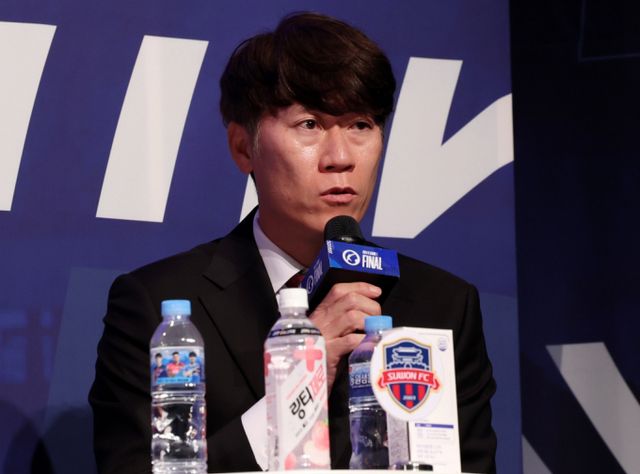 수원FC 돌풍을 일으킨 김은중 감독이 재계약에 성공했다. 사진은 지난 10월16일 서울 마포구 누리꿈스퀘어 국제회의실에서 열린 K리그1 2024 파이널라운드 미디어데이에서 출사표를 던지는 김은중 수원FC 감독의 모습. /사진=뉴시스