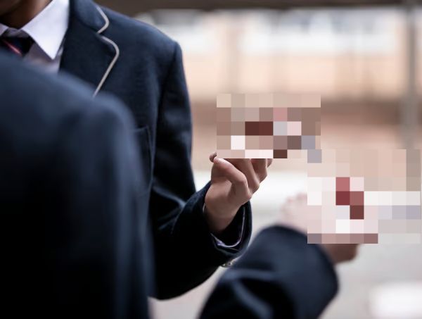 10대들이 편의점에서 담배를 사려다 신분증을 요구받자 직원을 폭행했다. 사진은 기사의 이해를 돕기 위한 고등학생들이 담배 피우는 자료 사진. /사진=이미지투데이