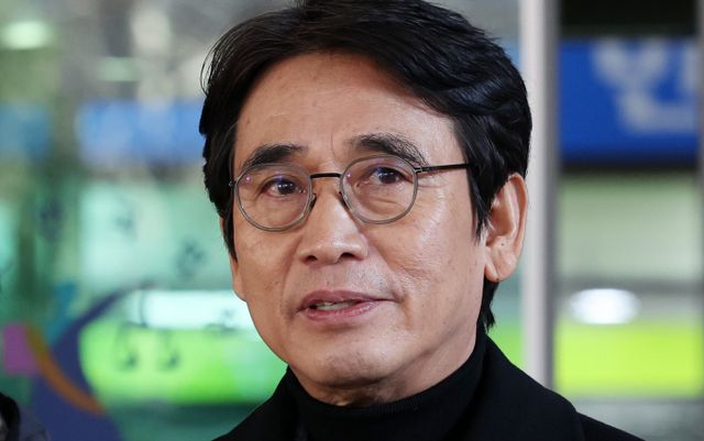 유시민 전 이사장이 한동훈 전 국민의힘 대표에게 가짜뉴스 유포와 관련한 손해배상금 3000만원을 지급해야 한다는 판결이 확정됐다. 명예훼손 혐의 항소심 선고 공판에서 벌금 500만원을 선고 받은 후 법정을 나서는 모습. /사진=뉴스1