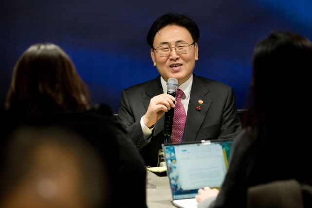 과학기술정보통신부는 내년 초 신년 업무보고를 통해 국민의 통신비 부담을 경감하기 위한 종합 대책을 발표할 예정이다.사진은 유상임 과학기술정보통신부 장관이 23일 세종시 정부세종청사 인근 식당에서 열린 '과학기술정보통신부 기자간담회' 에서 기자들과 질의응답을 하고 있는 모습. /사진=과학기술정보통신부 제공