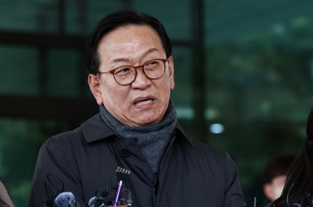 석동현 변호사가 내란선동 혐의로 고발되자 이재명 더불어민주당 대표를 무고죄로 고소했다. 사진은 지난 19일 취재진 질문에 답하는 모습. /사진=뉴스1