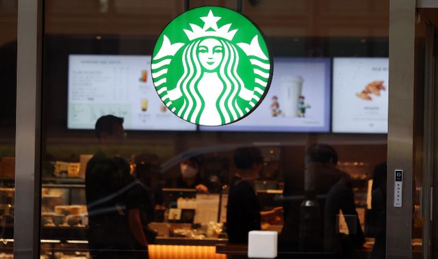 스타벅스코리아가 소비자 편의를 개선해 수익성을 개선하려는 시도로 그동안 고수하던 다양한 전략에 변화를 주고 있다. 지난 10월 서울 소재 한 스타벅스 매장에서 시민들이 음료를 주문하고 있다. /사진=뉴시스