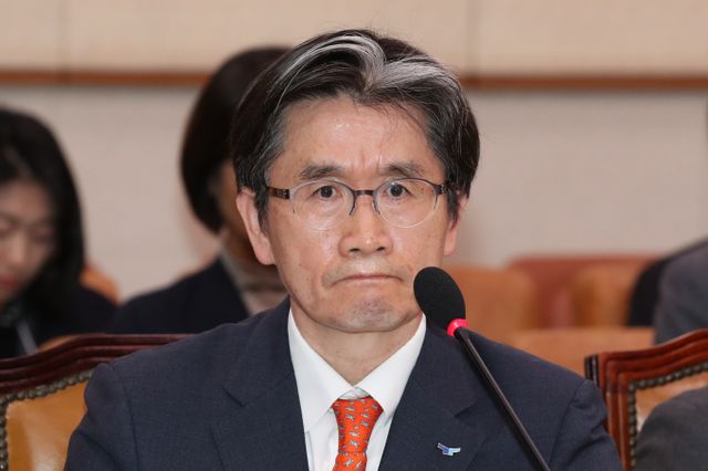 오동운 고위공직자범죄수사처장이 윤석열 대통령의 피의자 조사 불출석에 대해 체포영장을 청구할 것인지에 대해 방침이 정해지지 않았다고 답했다. 사진은 오 처장이 지난 17일 서울 여의도 국회에서 열린 법제사법위원회 전체회의에 출석해 의원 질의를 듣는 모습. /사진=뉴스1 