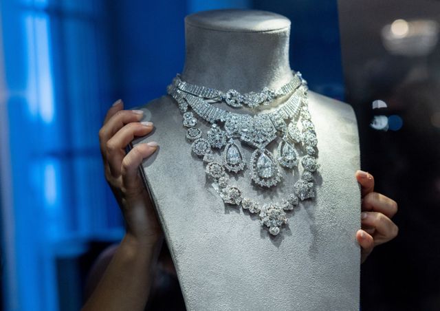 최근 다이아몬드 가격이 급락하면서 중국의 결혼 감소와 경기 둔화가 배경이라는 분석이 나왔다. 사진은 스위스 제네바에 있는 크리스티 경매장에서 한 직원이 다이아몬드 목걸이를 들고 있는 모습. /사진=로이터