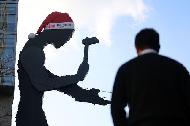 재계가 경기 침체와 탄핵 등으로 종무식 없이 조용한 새해 맞이에 들어갔다. 사진은 서울 종로구 흥국생명빌딩 앞에 설치된 '해머링 맨'. /사진=뉴스1