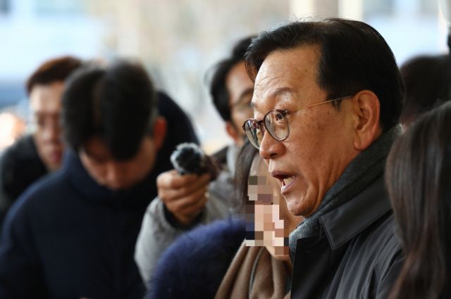 사진은 지난 19일 서울 서초구 서울고검 앞에서 기자회견을 진행 중인 윤석열 대통령 측 석동현 변호사의 모습. /사진=뉴시스 