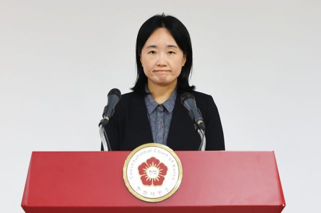 헌법재판소가 오는 26일 재판관 회의가 예정돼 있다고 전했는데 다음날 열릴 1차 변론준비기일의 대비 차원으로 보인다. 사진은 23일 천재현 헌법재판소 부공보관이 서울 종로구 헌법재판소에서 윤석열 대통령의 탄핵심판 사건 관련 서류 수취 거부 관련 헌법재판소의 입장 및 대응 방안을 발표하고 있는 모습. /사진=뉴시스