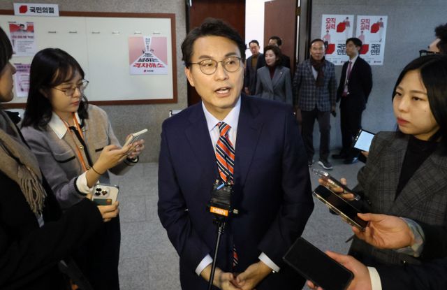 윤상현 국민의힘 의원이 외교통상부 장관직을 청탁 주장에 대해 선을 그었다. 사진은 윤 의원이 지난 13일 서울 여의도 국회에서 열린 비공개 중진의원 회동을 마친 뒤 취재진 질문에 답변하는 모습. /사진=뉴시스