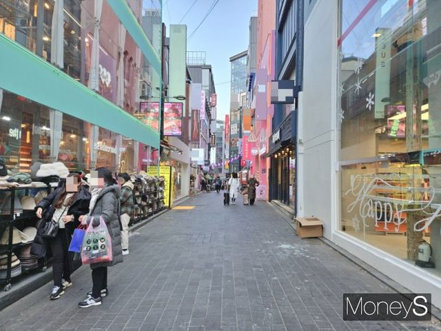 탄핵 정국에 명동, 북촌 등 서울 주요 명소를 찾는 외국인 관광객의 수가 줄어들고 있다. 지난 23일 오후 서울 중구 명동의 한 골목./사진=김이재 기자