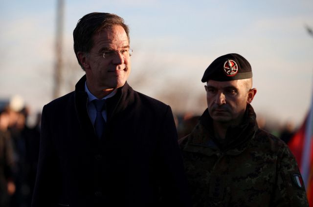 마르크 뤼터 북대서양조약기구(NATO) 사무총장이 볼로디미르 젤렌스키 우크라이나 대통령에게 "독일 총리 비판을 그만두라"고 지적했다. 사진은 뤼터 총장(왼쪽)이 이달 19일 불가리아에 방문한 모습 / 사진=로이터