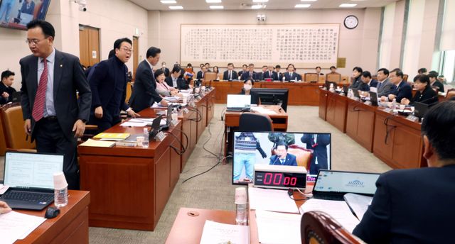 국가폭력 범죄의 공소시효 등을 폐지하는 내용의 법안이 24일 야당 단독으로 국회 법제사법위원회를 통과했다. 사진은 유상범 국회 법사위 국민의힘 간사(왼쪽 첫번째)와 국민의힘 의원들이 24일 서울 여의도 국회에서 열린 법제사법위원회 전체회의에서 정청래 법사위원장의 반인권적 국가범죄의 시효 등에 관한 특례법안 관련 토론 종결에 항의하는 모습. /사진=뉴시스