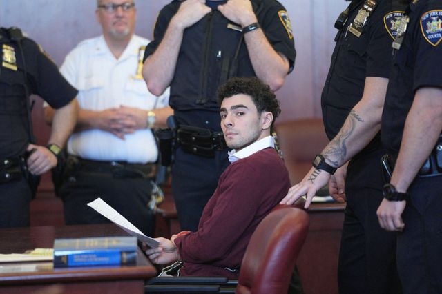 미국 민간건강보험회사 유나이티드 헬스케어의 CEO 브라이언 톰슨을 살해한 혐의로 체포된 루이지 맨조니가 무죄를 주장했다. 사진은 지난 23일(이하 현지시각) 미국 건강보험 회사의 CEO를 살해한 혐의로 체포된 루이지 맨조니가 뉴욕 법원에 출석한 모습. /사진=로이터