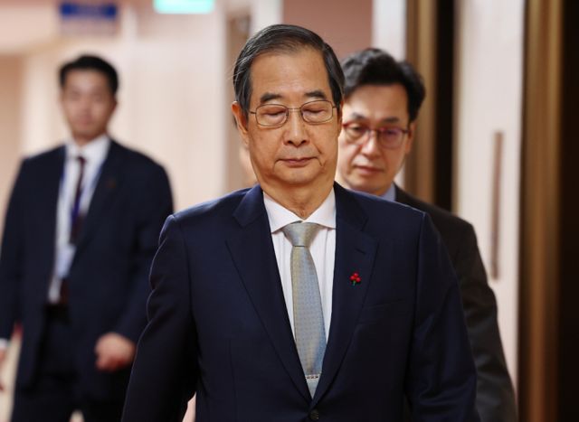 한덕수 대통령 권한대행 겸 국무총리가 야당 측의 내란·김여사특검법 공포와 헌법재판관 임명 등을 해결하라는 요구에 여야가 합의해 해결책을 만들 것을 강조했다. 사진은 24일 서울 종로구 정부서울청사에서 열린 국무회의에 참석하는 한덕수 대통령 권한대행 겸 국무총리의 모습. /사진=뉴시스