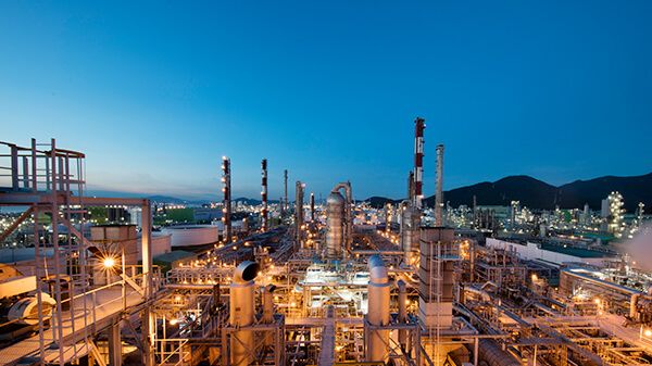 정부가 위기를 맞은 국내 석유화학산업의 글로벌 경쟁력 향상을 위해 사업재편을 권장하기로 했다. 사진은 롯데케미칼 대산공장의 모습으로 기사와 무관함. /사진=머니투데이