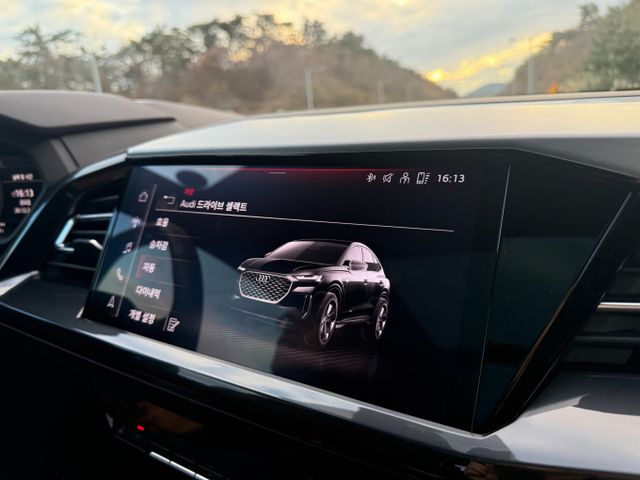 다양한 안전보조장치를 탑재해 운전자가 신경써야 할 요소들도 낮춰줬다. 현재 속도, 표지판 뿐 아니라 네비게이션 경로를 도로에 표시해줘 도로에 눈을 떼지 않고도 목적지를 갈 수 있었다. /사진=김서연 기자 