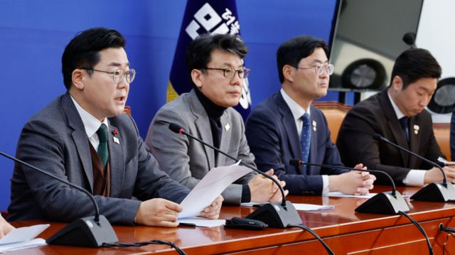 24일 박찬대 더불어민주당 원내대표가 서울 여의도 국회에서 열린 원내대책회의에 참석해 모두 발언하고 있는 모습. /사진=뉴스1