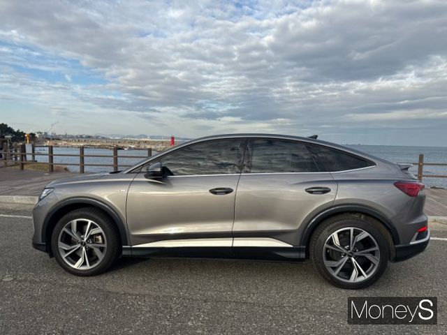 세단과 같이 부드럽게 넘어가는 A필러 라인부터 이어진 선은 C필러에 다다를수록 강렬한 쿠페 라인으로 변한다. 보닛부터 앞바퀴까지 짧은 전방 오버행과 차체의 듬직함이 돋보인다. /사진=김서연 기자 