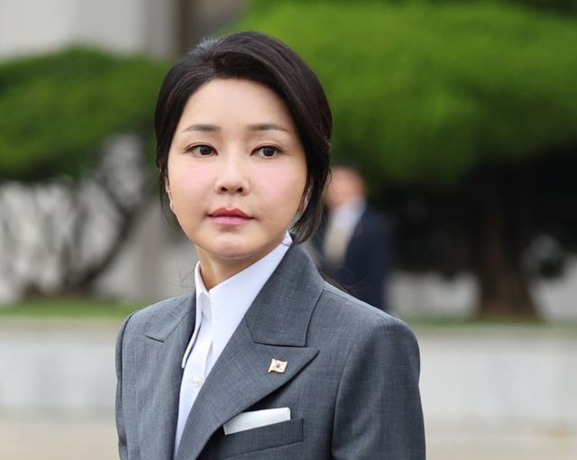 비상계엄 당일 김건희 여사가 방문한 것으로 알려진 성형외과가 누리꾼들의 별점 테러와 항의 댓글을 받고 있다. 사진은 지난 10월6일 성남 서울공항에서 공군 1호기 탑승을 위해 이동 중인 김건희 여사의 모습. /사진=뉴시스