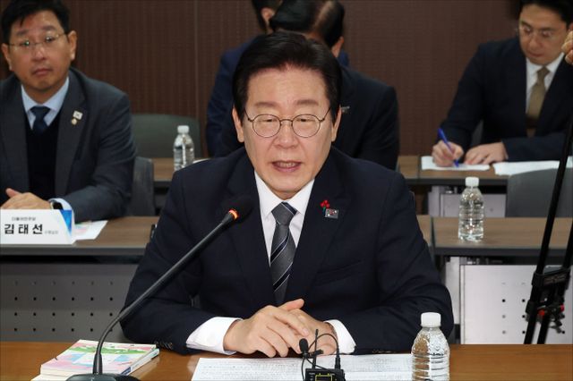 이재명 더불어민주당 대표가 압류 금지 통장을 일정 한도까지 허용하는 것을 준비 중이라고 전했다. 사진은 이 대표가 24일 서울 중구 서민금융진흥원에서 중앙서민금융통합지원센터 현장 방문 후 열린 '취약계층 금융 부담 완화를 위한 현장간담회'에서 모두발언을 하는 모습. /사진=뉴스1