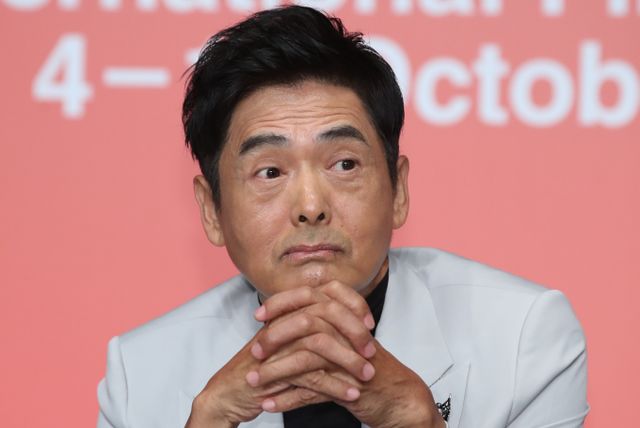 홍콩의 상징과도 같은 배우 주윤발(저우룬파·69)이 사진작가로 변신한 근황을 알렸다. 사진은 지난해 10월 부산 해운대구 KNN시어터에서 열린 제28회 부산국제영화제(BIFF) 올해의 아시아영화인상 기자회견에 참석한 배우 주윤발. /사진=뉴스1