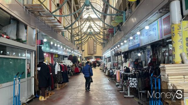 외국인이 더 많던 광장시장에 내국인 비중이 높아졌다. 사진은 서울 종로구 광장시장 전경. /사진=곽선우 기자