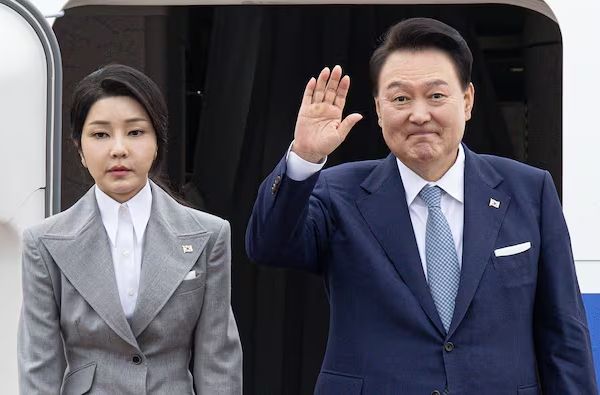 검찰이 핵심 인물 명태균씨의 이른바 '황금폰'에서 윤 대통령 부부와 명씨가 나눈 통화 녹음 파일을 확보했다. 사진은 기사의 이해를 돕기 위한 자료 사진으로 윤석열 대통령과 김건희 여사가 경기도 성남시 서울공항에서 체코로 출국하기 위해 공군 1호기에 올라 인사하는 모습. /사진=뉴스1