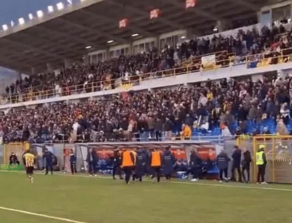 이탈리아 무솔리니의 외증손자가 프로 데뷔 첫 골을 넣자 일부 관중이 '파시스트 경례'로 축하해 논란이 됐다. /사진=엑스(X·옛 트위터) 갈무리