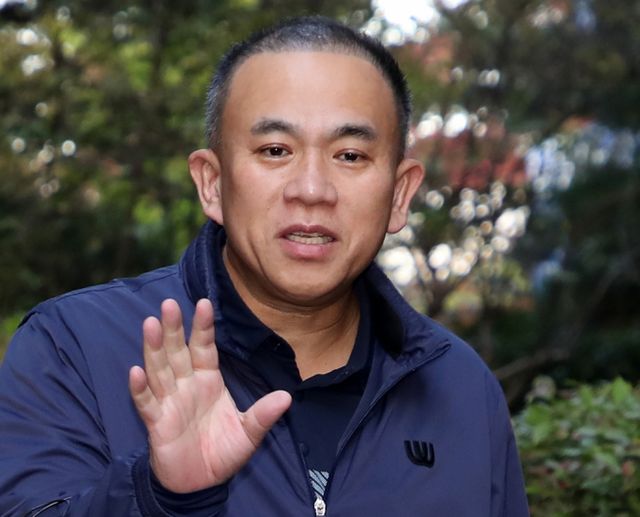 사진은 '윤석열 대통령 부부 공천 개입 의혹' 핵심 당사자인 명태균씨가 11월6일 오전 경남 창원의 자택에서 나와 취재진의 질문을 받으며 차량으로 이동하는 모습. /사진=뉴스1