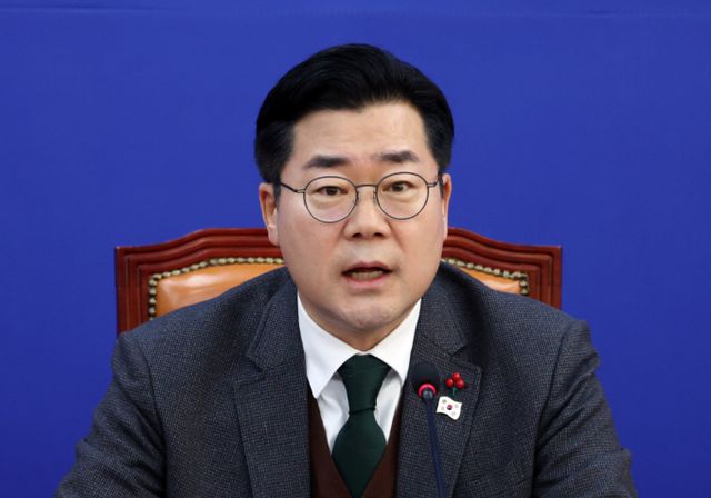 박찬대 더불어민주당 원내대표가 "한덕수 대통령 권한대행 국무총리에 대한 탄핵 절차를 바로 개시하겠다"고 했다. 사진은 박찬대 더불어민주당 원내대표가 24일 서울 여의도 국회에서 열린 원내대책회의에서 발언하는 모습. /사진=뉴시스