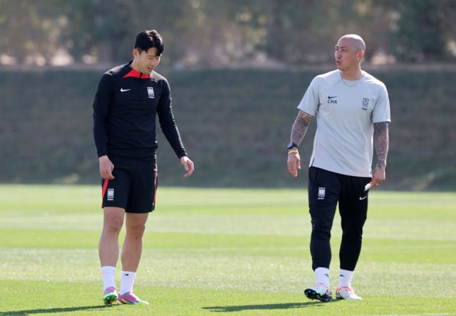 독일과 스코틀랜드 등에서 활약한 차두리 감독이 화성FC 초대 사령탑에 부임했다. 사진은 2023 카타르 아사인컵 경기를 앞두고 훈련 중인 손흥민(왼쪽)과 차두리 감독의 모습. /사진=뉴스1