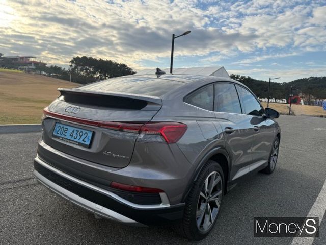 Q4 e트론의 가장 큰 매력은 10.2m의 짧은 회전반경에 있다. 도심의 좁은 골목 주행과 주차, 유턴 등에서 편안함이 돋보였다. 핸들링이 익숙하지 않은 초보 운전자들에게 제격이다. /사진=김서연 기자 