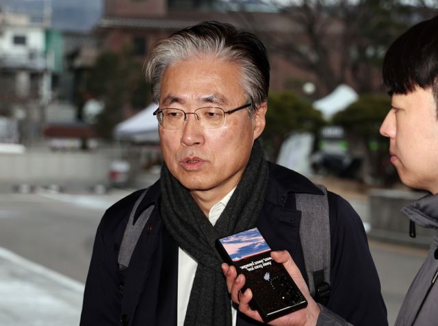 헌법재판소가 윤석열 대통령 측 대리인단이 불참해도 오는 27일 탄핵 변론준비기일을 속행이 가능하다는 의견을 보였다. 사진은 김형두 헌법재판관이 지난 23일 서울 종로구 헌법재판소로 출근하며 취재진의 질문에 답하는 모습. /사진=뉴스1