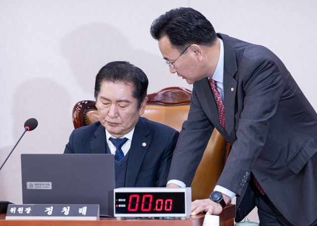 24일 국회 법제사법위원회에서 은행 등 금융기관의 예금자 보호 한도를 현행 5000만원에서 1억원으로 상향하는 예금자보호법 개정안이 통과됐다. 사진은 정청래 국회 법제사법위원회 위원장(왼쪽)이 24일 서울 여의도 국회에서 법사위 전체회의에서 유상범 국민의힘 간사와 대화하는 모습. /사진=뉴스1