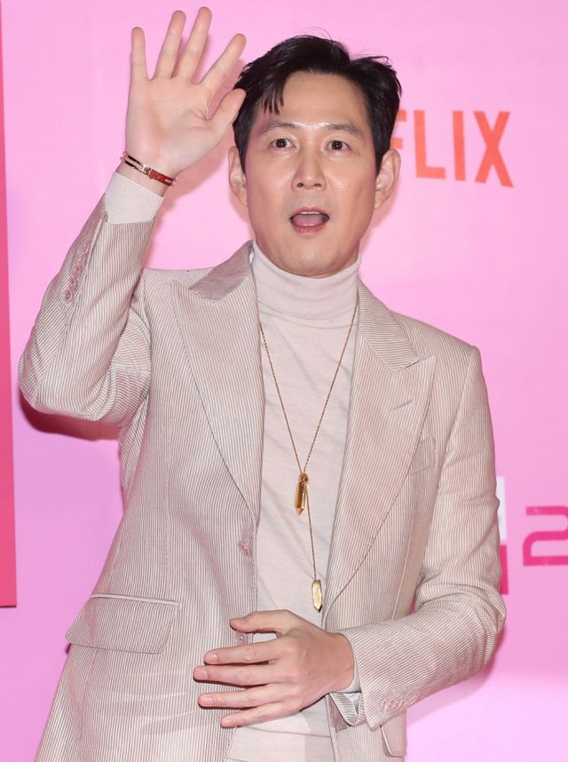  배우 이정재가 9일 서울 중구 동대문디자인플라자(DDP)에서 열린 넷플릭스 오리지널 시리즈 '오징어 게임' 시즌2 핑크카펫 행사에서 포즈를 취하고 있다./사진=뉴스1 