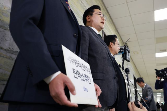 더불어민주당이 사진은 한덕수 대통령 권한대행 겸 국무총리에 대한 탄핵안 발의를 하루 미루기로 결정했다. 더불어민주당 측이 한덕수 대통령 권한대행 겸 국무총리에 대한 탄핵소추안 발의를 미룬 모습. /사진=뉴스1