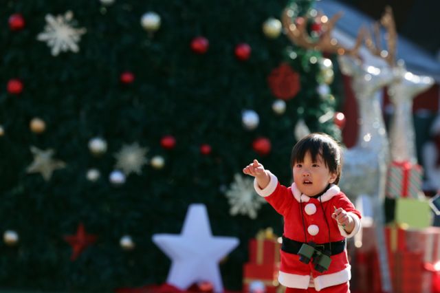 25일 성탄절을 맞은 전국이 오전까지 추운 날씨가 이어지고 구름이 많은 흐린 날씨가 이어진다. 사진은 24일 용산공원 장교숙소5단지에서 열린 '해피크리스마스 빌리지' 행사에 참석한 어린이의 모습. /사진=뉴스1