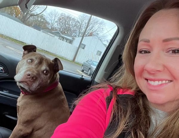 미국의 37세 여성이 반려견 배설물 청소 업체로 연간 3억원 이상 버는 것으로 알려졌다. 사진은 반려견 배설물 청소 업체 '크루핀스 푸핀 스쿠핀'을 운영하는 에리카 크루핀과 그의 반려견의 모습. /사진=에리카 크루핀 유튜브 캡처