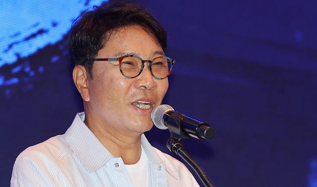 SM엔터테인먼트가 창립 30주년 콘서트에 이수만 창립자 겸 전 총괄 프로듀서를 초청했다. 사진은 이 전 총괄이 지난 5월30일 서울 영등포구 여의도 콘래드호텔에서 열린 국제저작권관리단체연맹(CISAC) 세계총회에 참석해 기조연설 하는 모습. /사진=뉴스1