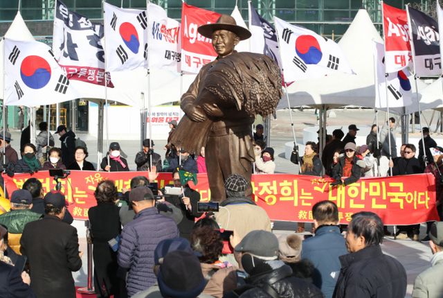대구시가 동대구역에 설치한 박정희 전 대통령 동상 훼손 등을 막기 위해 공무원들을 동원해 야간 방호 업무에 나서기로 하자 공무원 단체가 "계획 철회"를 요구하며 반발하고 있다. 사진은 지난 23일 오후 대구 동구 동대구역 광장에서 보수단체 회원들이 박정희 전 대통령 동상 주변에 몰려 환호하고 있다. /사진=뉴스1