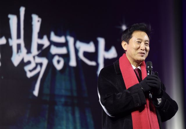 오세훈 서울시장이 25일 자신의 페이스북에 2036년 서울올림픽 유치 의지를 내비쳤다. 사진은 전날 서울 중구 명동대성당에서 열린 ‘2024 명동, 겨울을 밝히다’ 특집 공개방송에 출연한 오 시장. /사진=뉴시스